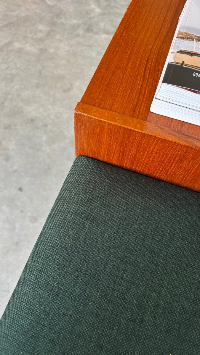 
                  
                    Vintage telefoonbankje teak met kussen - LOUI.STORE
                  
                