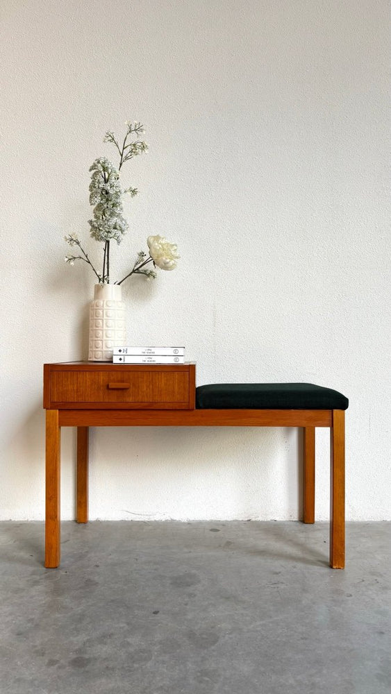 
                  
                    Vintage telefoonbankje teak met kussen - LOUI.STORE
                  
                