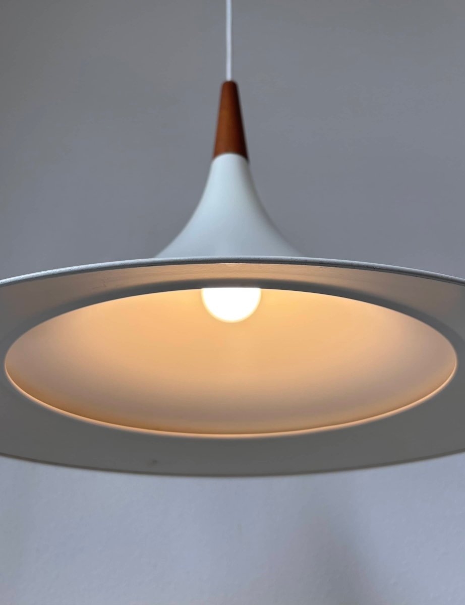 
                  
                    Vintage trompet lamp met teak - LOUI.STORE
                  
                