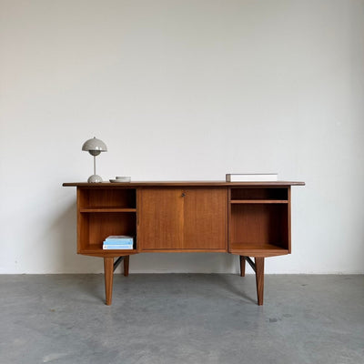 
                  
                    Vintage tweezijdig bureau teak zwevend blad - LOUI
                  
                
