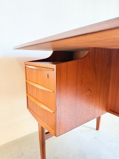 
                  
                    Vintage tweezijdig bureau teak zwevend blad - LOUI
                  
                