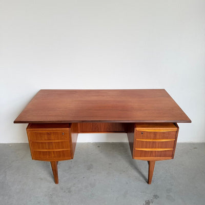 
                  
                    Vintage tweezijdig bureau teak zwevend blad - LOUI
                  
                