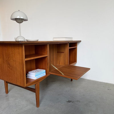 
                  
                    Vintage tweezijdig bureau teak zwevend blad - LOUI
                  
                