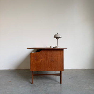 
                  
                    Vintage tweezijdig bureau teak zwevend blad - LOUI
                  
                