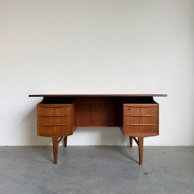 
                  
                    Vintage tweezijdig bureau teak zwevend blad - LOUI
                  
                