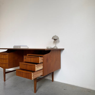
                  
                    Vintage tweezijdig bureau teak zwevend blad - LOUI
                  
                