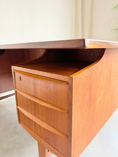 
                  
                    Vintage tweezijdig bureau teak zwevend blad - LOUI
                  
                