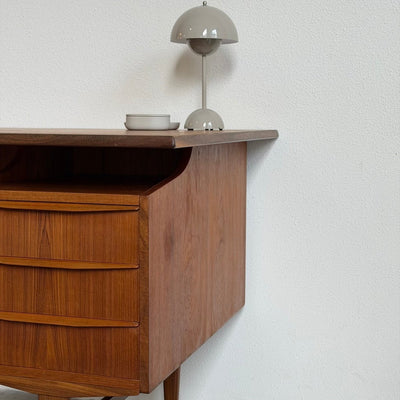 
                  
                    Vintage tweezijdig bureau teak zwevend blad - LOUI
                  
                
