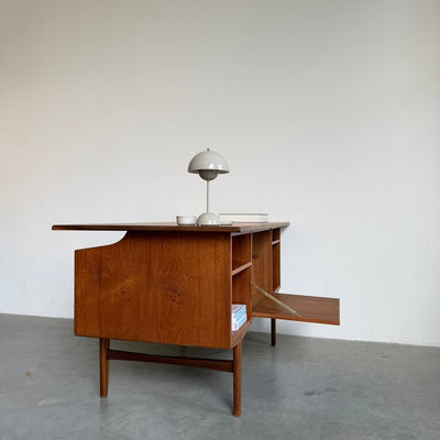 
                  
                    Vintage tweezijdig bureau teak zwevend blad - LOUI
                  
                
