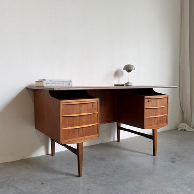 
                  
                    Vintage tweezijdig bureau teak zwevend blad - LOUI
                  
                