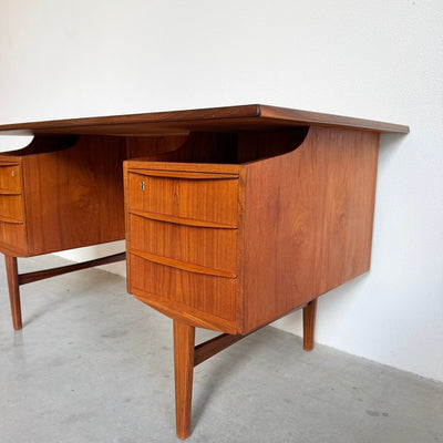 
                  
                    Vintage tweezijdig bureau teak zwevend blad - LOUI
                  
                