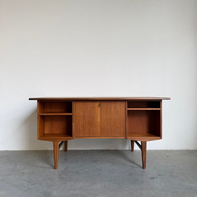 
                  
                    Vintage tweezijdig bureau teak zwevend blad - LOUI
                  
                