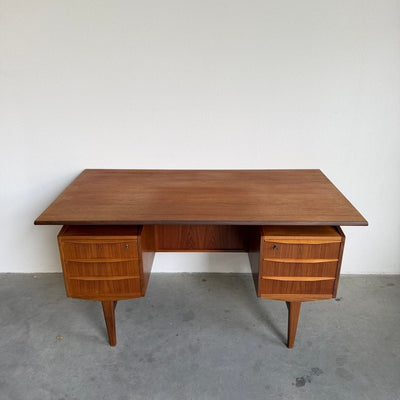 
                  
                    Vintage tweezijdig bureau teak zwevend blad - LOUI
                  
                