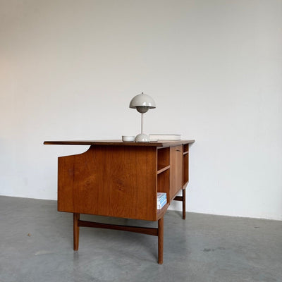 
                  
                    Vintage tweezijdig bureau teak zwevend blad - LOUI
                  
                