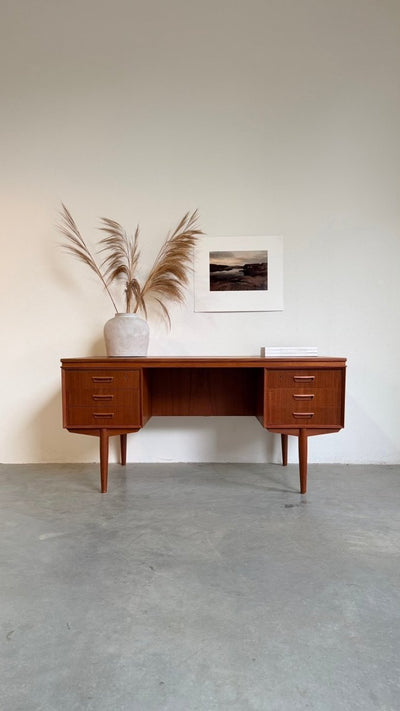 
                  
                    Vintage tweezijdig ruim bureau teak - LOUI
                  
                