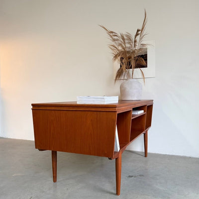 
                  
                    Vintage tweezijdig ruim bureau teak - LOUI
                  
                