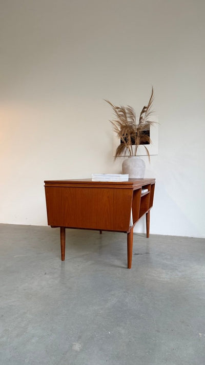 
                  
                    Vintage tweezijdig ruim bureau teak - LOUI
                  
                