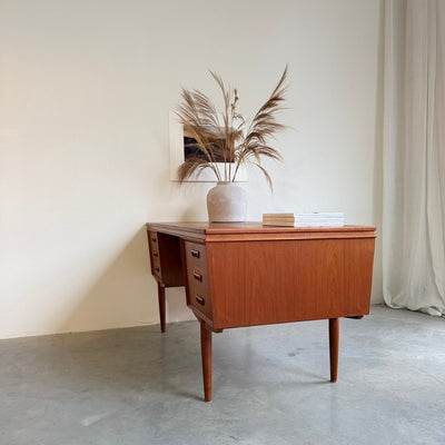 
                  
                    Vintage tweezijdig ruim bureau teak - LOUI
                  
                