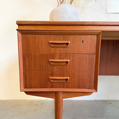 
                  
                    Vintage tweezijdig ruim bureau teak - LOUI
                  
                