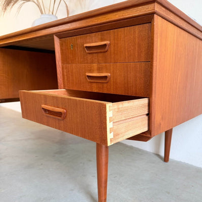 
                  
                    Vintage tweezijdig ruim bureau teak - LOUI
                  
                