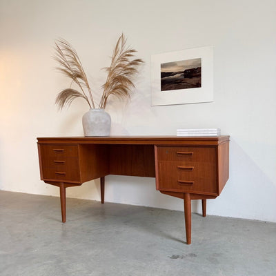 
                  
                    Vintage tweezijdig ruim bureau teak - LOUI
                  
                