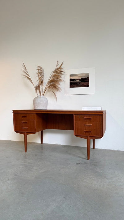 
                  
                    Vintage tweezijdig ruim bureau teak - LOUI
                  
                