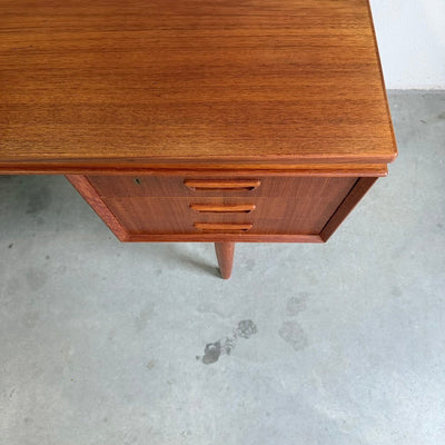 
                  
                    Vintage tweezijdig ruim bureau teak - LOUI
                  
                
