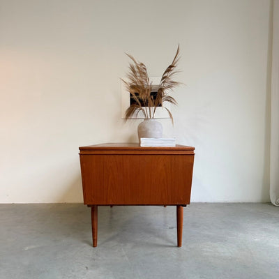 
                  
                    Vintage tweezijdig ruim bureau teak - LOUI
                  
                