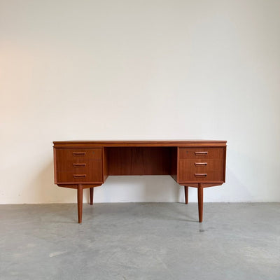 
                  
                    Vintage tweezijdig ruim bureau teak - LOUI
                  
                