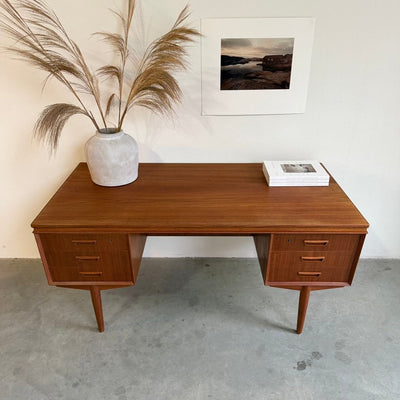 
                  
                    Vintage tweezijdig ruim bureau teak - LOUI
                  
                