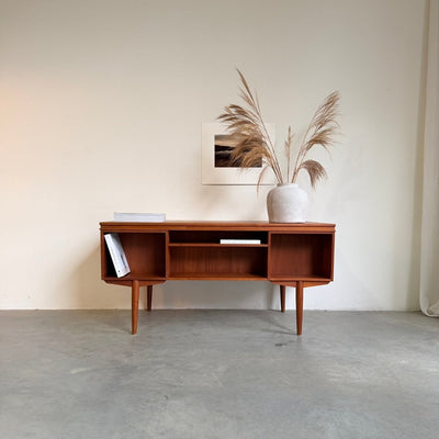 
                  
                    Vintage tweezijdig ruim bureau teak - LOUI
                  
                