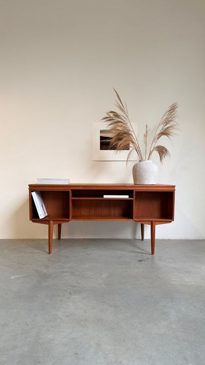 
                  
                    Vintage tweezijdig ruim bureau teak - LOUI
                  
                