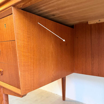 
                  
                    Vintage tweezijdig ruim bureau teak - LOUI
                  
                
