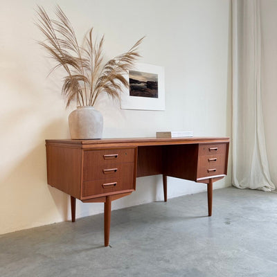 
                  
                    Vintage tweezijdig ruim bureau teak - LOUI
                  
                