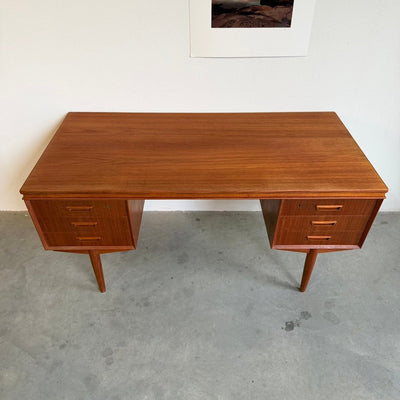 
                  
                    Vintage tweezijdig ruim bureau teak - LOUI
                  
                