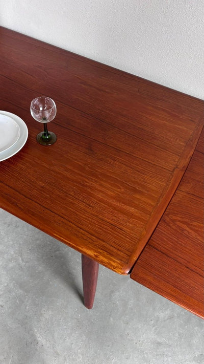 
                  
                    Vintage uitschuifbare eettafel Svend Aage Madsen - LOUI.STORE
                  
                