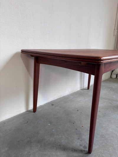 
                  
                    Vintage uitschuifbare eettafel Svend Aage Madsen - LOUI.STORE
                  
                