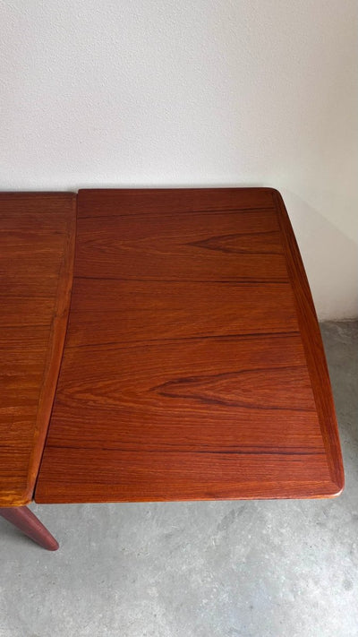 
                  
                    Vintage uitschuifbare eettafel Svend Aage Madsen - LOUI.STORE
                  
                