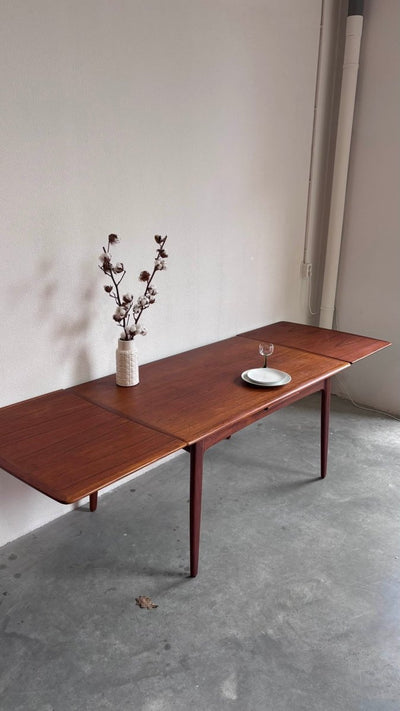 
                  
                    Vintage uitschuifbare eettafel Svend Aage Madsen - LOUI.STORE
                  
                