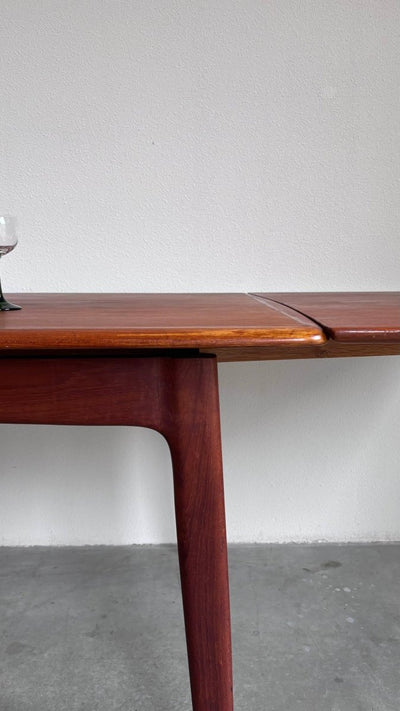 
                  
                    Vintage uitschuifbare eettafel Svend Aage Madsen - LOUI.STORE
                  
                