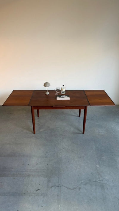 
                  
                    Vintage uitschuifbare eettafel teak-donker (125-225cm) - LOUI
                  
                