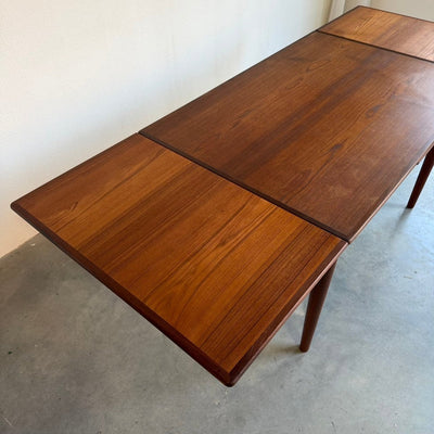 
                  
                    Vintage uitschuifbare eettafel teak-donker (125-225cm) - LOUI
                  
                