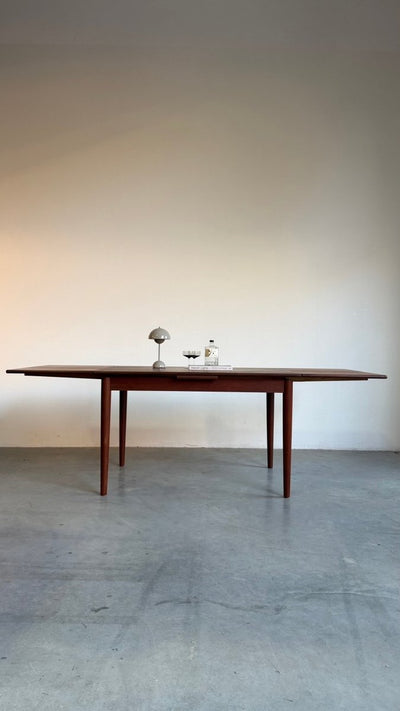 
                  
                    Vintage uitschuifbare eettafel teak-donker (125-225cm) - LOUI
                  
                