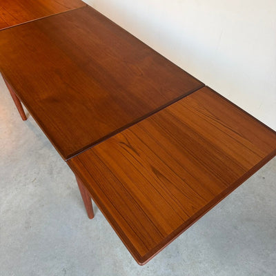 
                  
                    Vintage uitschuifbare eettafel teak-donker (125-225cm) - LOUI
                  
                