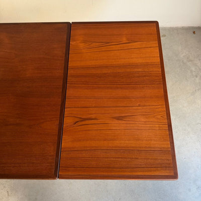 
                  
                    Vintage uitschuifbare eettafel teak-donker (125-225cm) - LOUI
                  
                