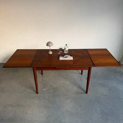 
                  
                    Vintage uitschuifbare eettafel teak-donker (125-225cm) - LOUI
                  
                