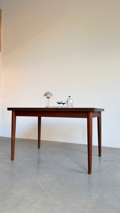 
                  
                    Vintage uitschuifbare eettafel teak-donker (125-225cm) - LOUI
                  
                