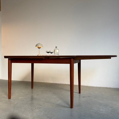 
                  
                    Vintage uitschuifbare eettafel teak-donker (125-225cm) - LOUI
                  
                