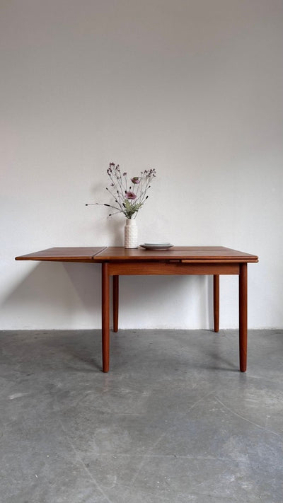 
                  
                    Vintage uitschuifbare eettafel vierkant - LOUI.STORE
                  
                