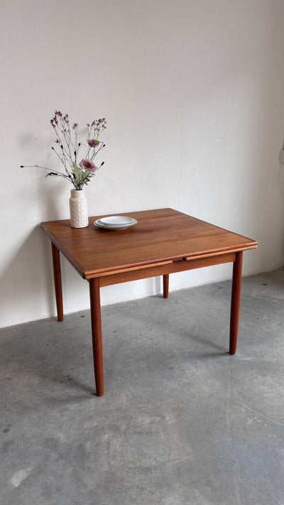 
                  
                    Vintage uitschuifbare eettafel vierkant - LOUI.STORE
                  
                